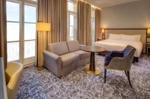 China Negeri Pulau Pinang hotel fixture of Laminated wood bedroom fruntiure set in hotel bed with Combined table and luggage factory