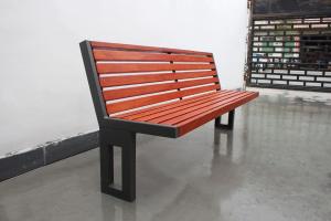 China Custom Solid Wood Outdoor Wooden Bench Surface Mounted With Mild Steel Frame factory