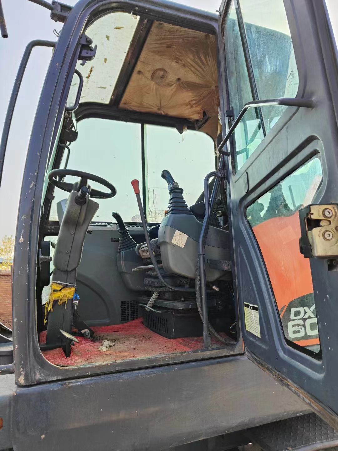 6000 KG Doosan Dx60 Second-hand Wheeled Excavator with and Original Hydraulic Valve