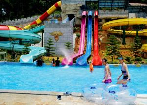 China Amusement Park Pipe Water Slide / Fun Water Slides Anti Fading With UV factory