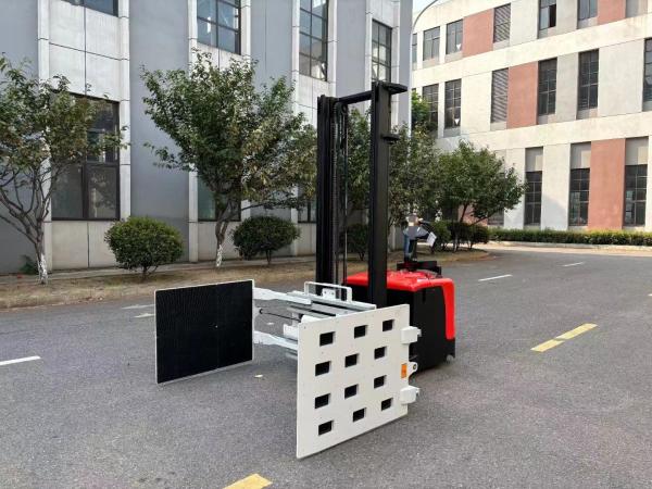 200KG Electric Forklift Truck for Clamping Carton or Wooden Case 4000mm Lifting