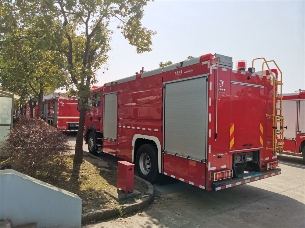 Two Row Cab 4×2 Drive Water Tanker Fire Truck With Manual Fire Monitor 60L/s
