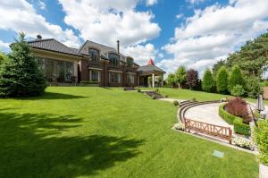 China Natural Color 4 Tones Comfortable UV Resistant Lawn Turf For Landscaping Projects factory