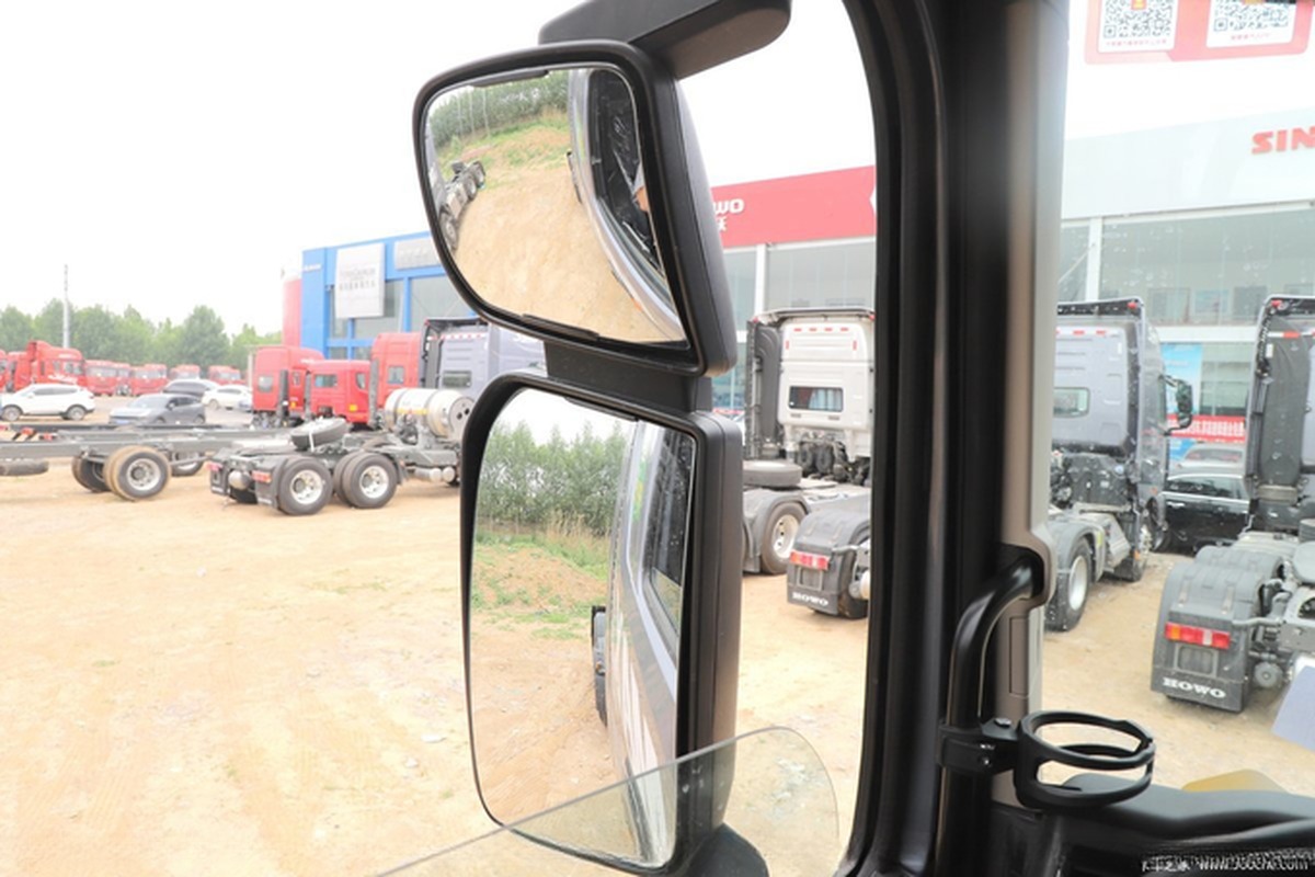 Left Steering Sinotruk Special Vehicle Used Sinotruk HOWO MAX 6X4 530hp LNG Tractor