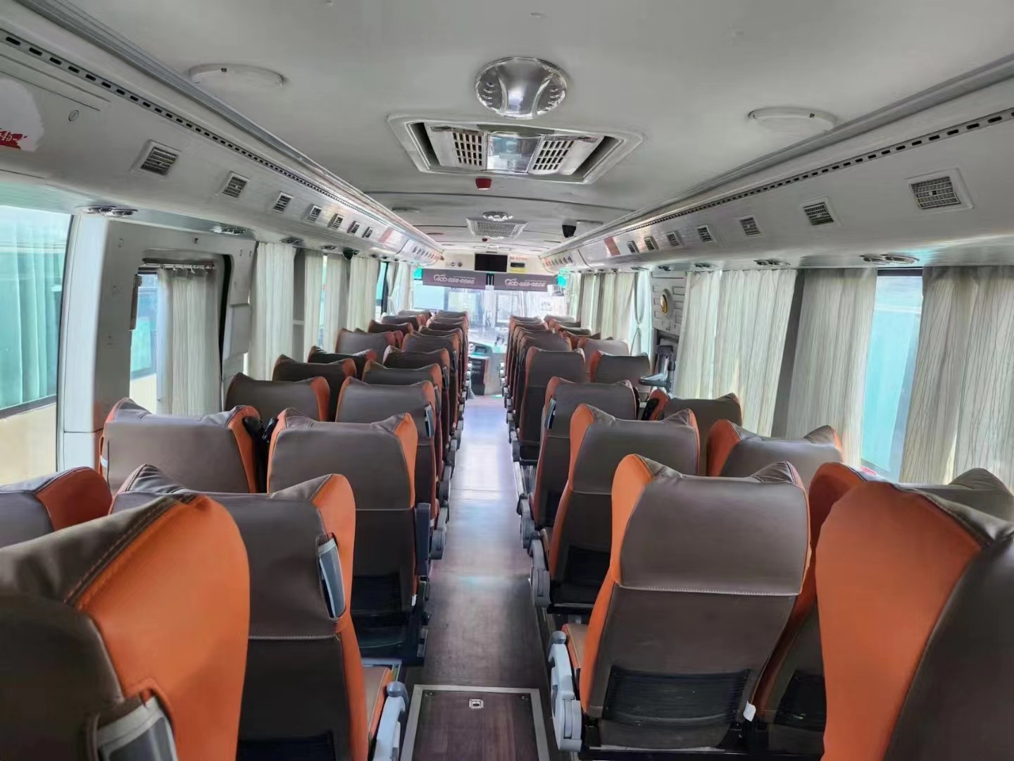 Second Hand Tourist Bus 52 Seats 2020 Year Yutong Shuttle Bus ZK6125 Champagne Color