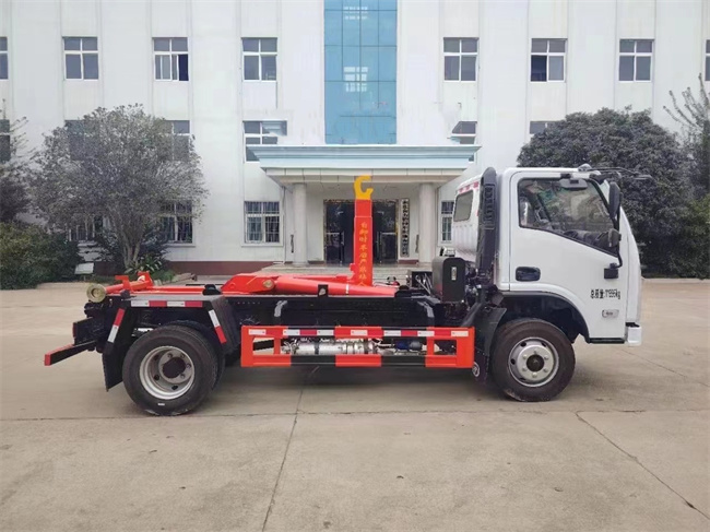 4x2 Hook Lift Trash Compactor Truck 9 Tons Loading Euro 6 Standard With 7.00R16 Tire