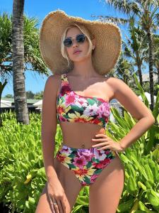China Flattering One-Piece Swimsuit With Removable Padding For Women factory