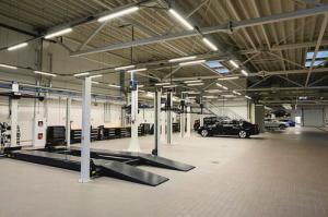 China Light Steel Frame Structure Workshop Buildings For Car Repair Services factory