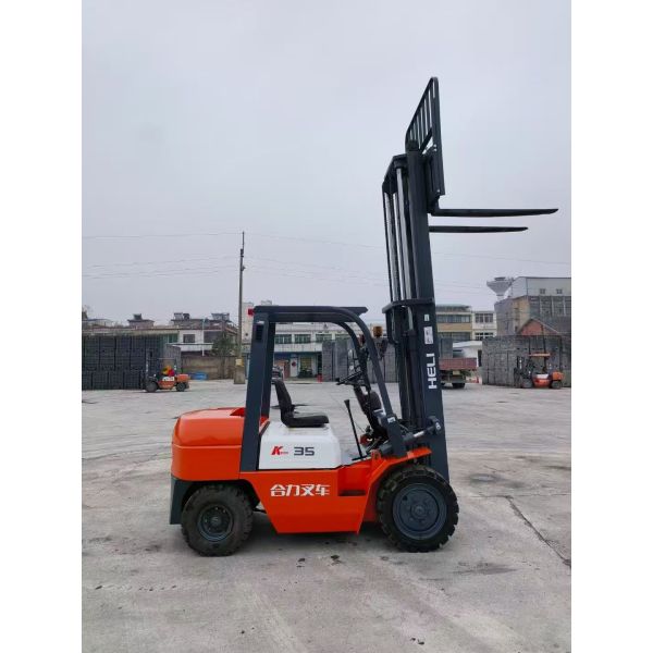 Used Hangzhou H35 3.5-ton diesel forklift front view