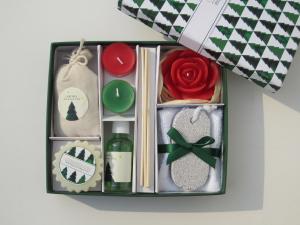 China Red &amp; Green Cinnamon chai fragrance scented tealight candle &amp; essential oil packed into gift box factory