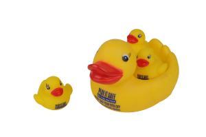 China Bathtub Fun Toy Squeezing Rubber Ducks With 3 Baby Ducks EN71 Certification factory