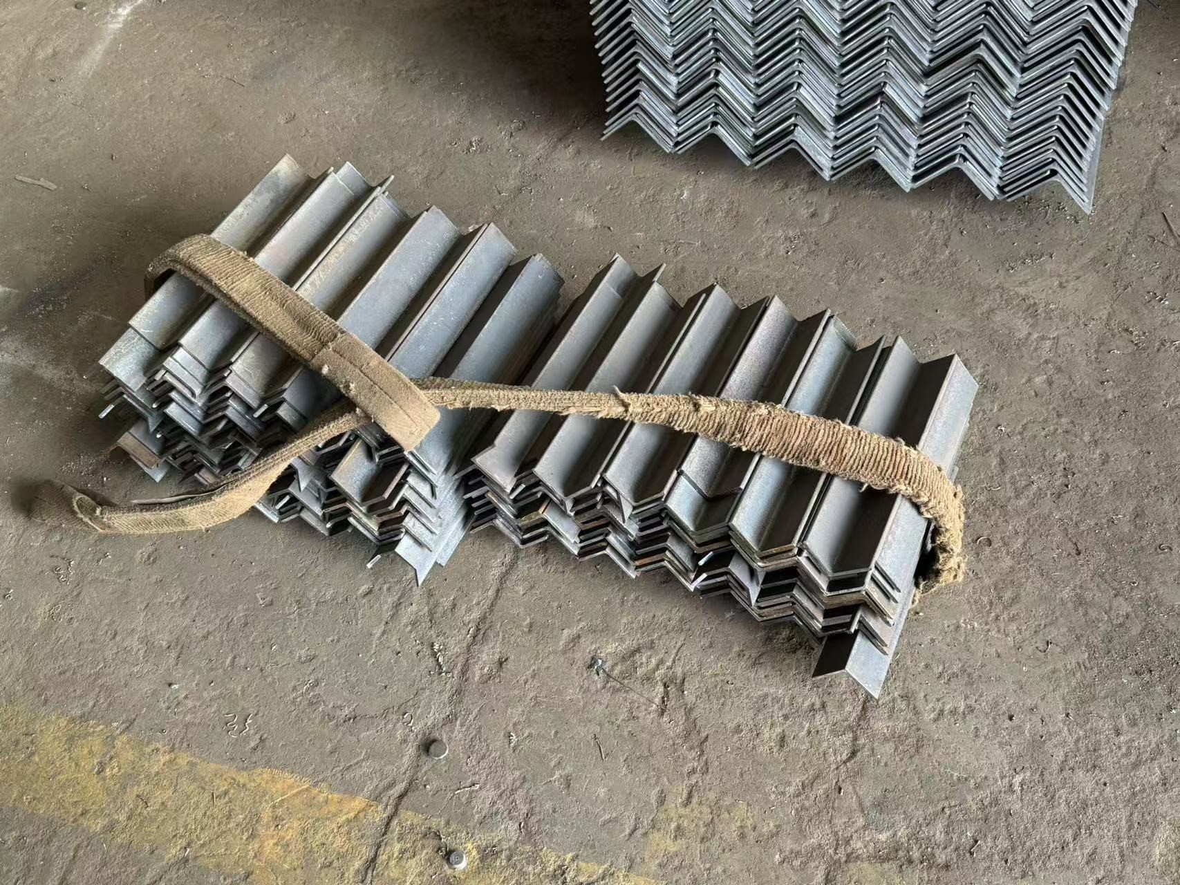 Anti Corrosion Angle Steel Coated For Long Lasting Performance In Harsh Outdoor Environments For Fencing