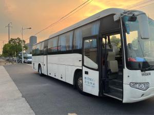 China Air Suspension Higer Brand Used Coach Bus 53 Seater Double Doors Wp.7 Diesel Engine KLQ6129 factory