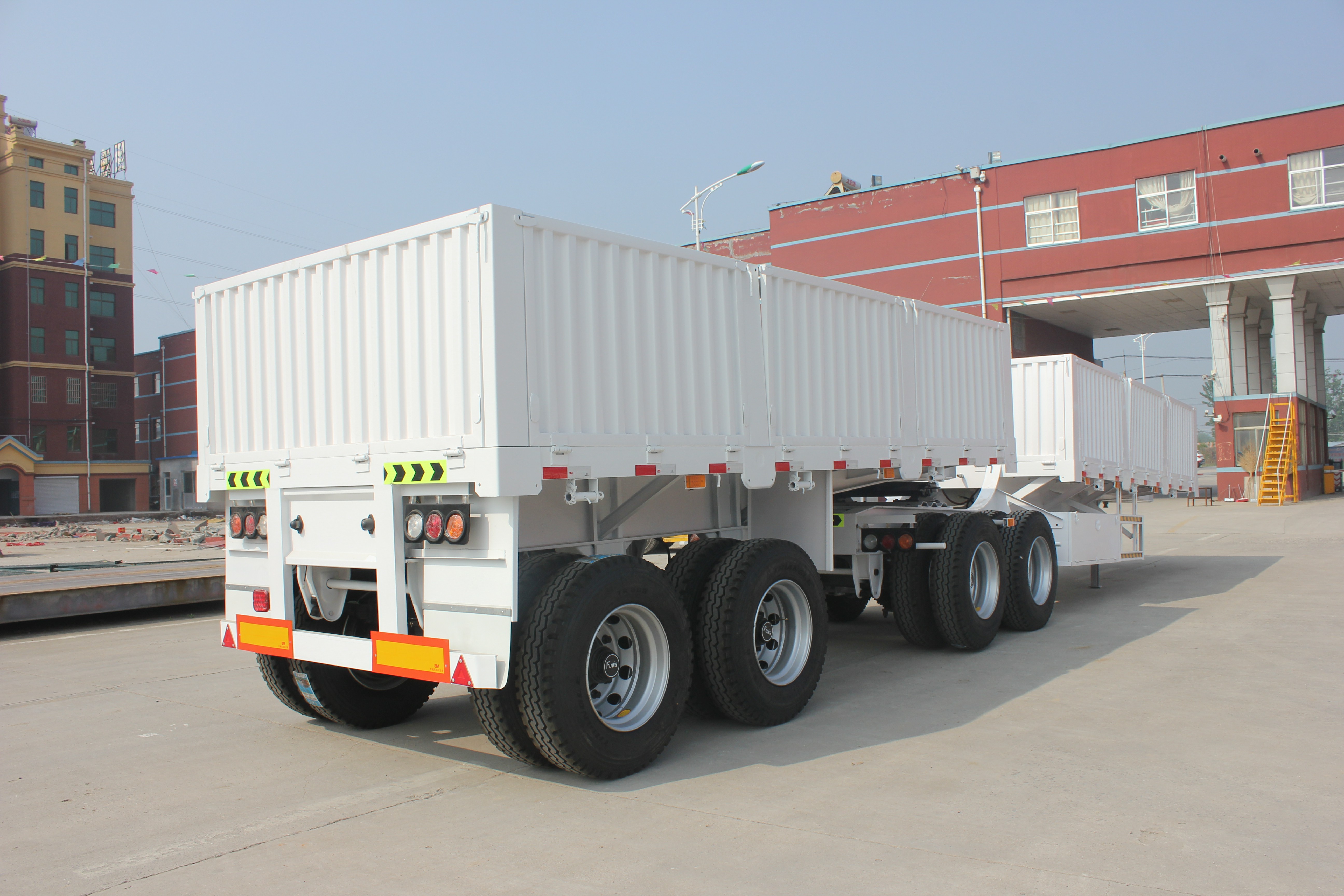 10 Steel Spring Suspension Super Link Side Dump Semi Trailer with 30 tons Max Payload