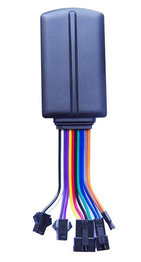 China Vehicle GPS Positioning Tracker Device With Fuel Sensor Earphone Microphone factory