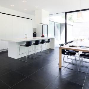 China 10mm Thick Matt Porcelain Floor Tiles for Restaurant Kitchen Non Slip 600x600 Size factory