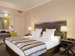 China Guinea new hotel room furniture of Leather headboard bed with fabric chair and wood desk table factory