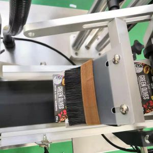 Customizable Labeling Machine Automtiac Flat Surface Bottle Labeller With Date