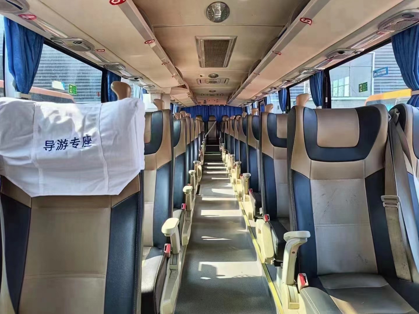 Youtong Bus Luxury Coach 48 Seats Champagne Yutong ZK6122H VIP Bus Passenger With A/C
