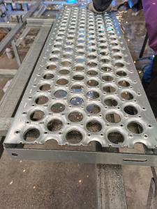 China 13 Gauge 5/8/10 Diamond Plank Grating 36'' Width Aluminum factory