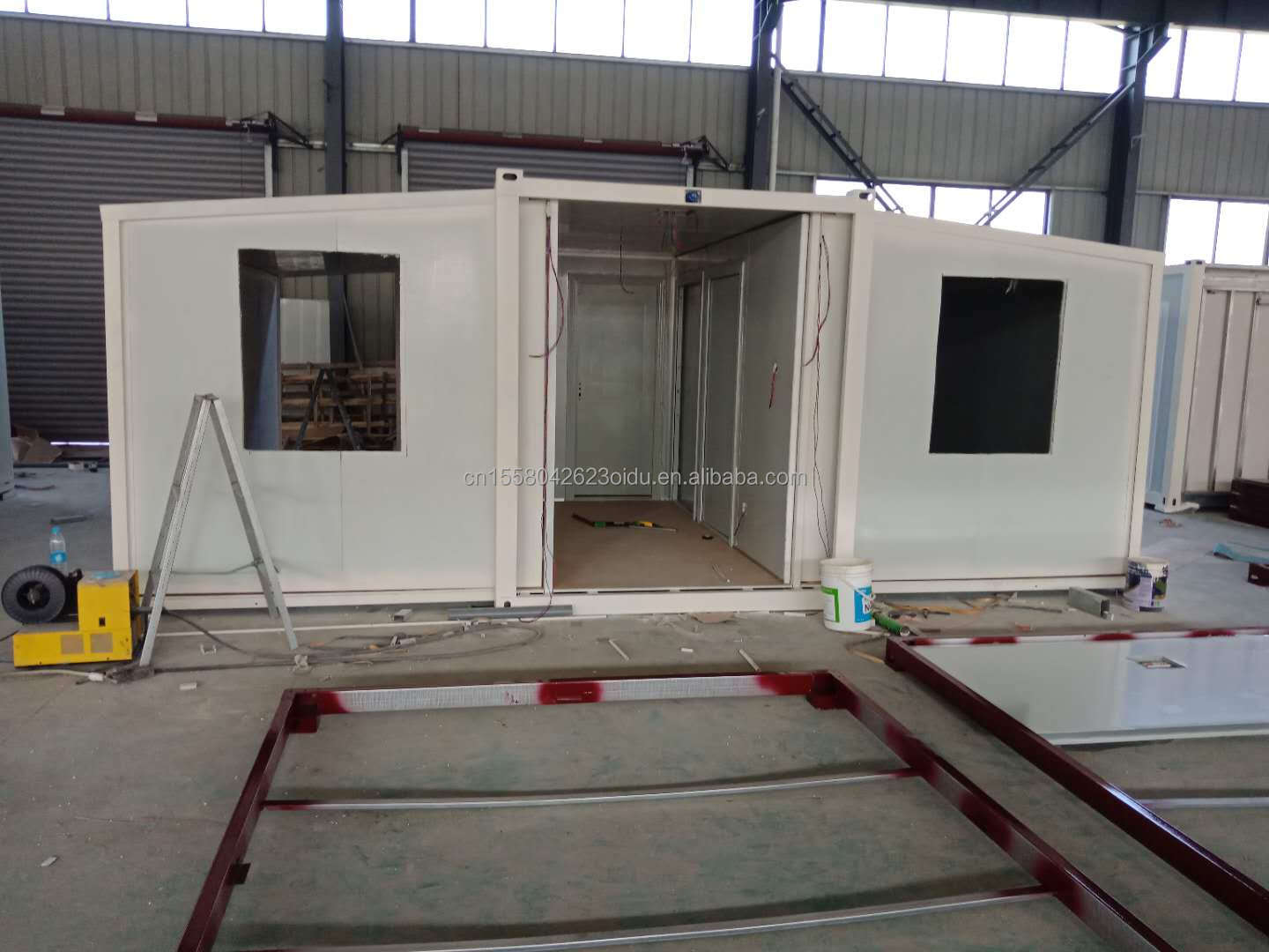 Wooden 2 3 4 5 Bedroom Prefabricated Villa Customized Color Design 20ft 40ft Waterproof Prefab Expandable Container House