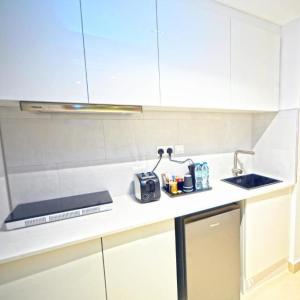 China Custom Design All In One Melamine Modular Kitchen Cabinet Set With Sink For Hotel Furniture factory