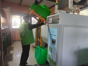 China Fully Automatic Food Waste Recycling Composting Feed Machine 300kg Per Day factory