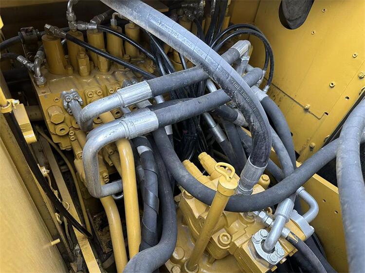 Japan Made Cat320d Crawler Excavator in Original Hydraulic Pump and Less Hours