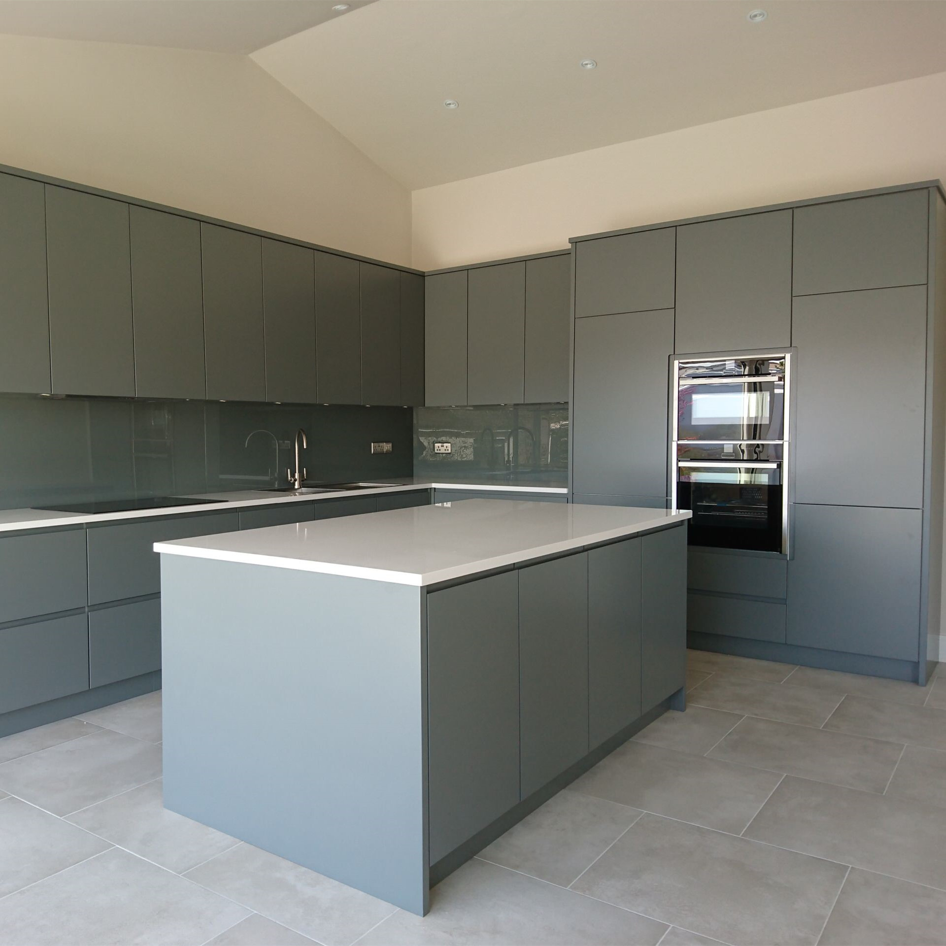 China Modern Handless Lacquer Kitchen Cabinet Medium Ultra Matt Grey factory