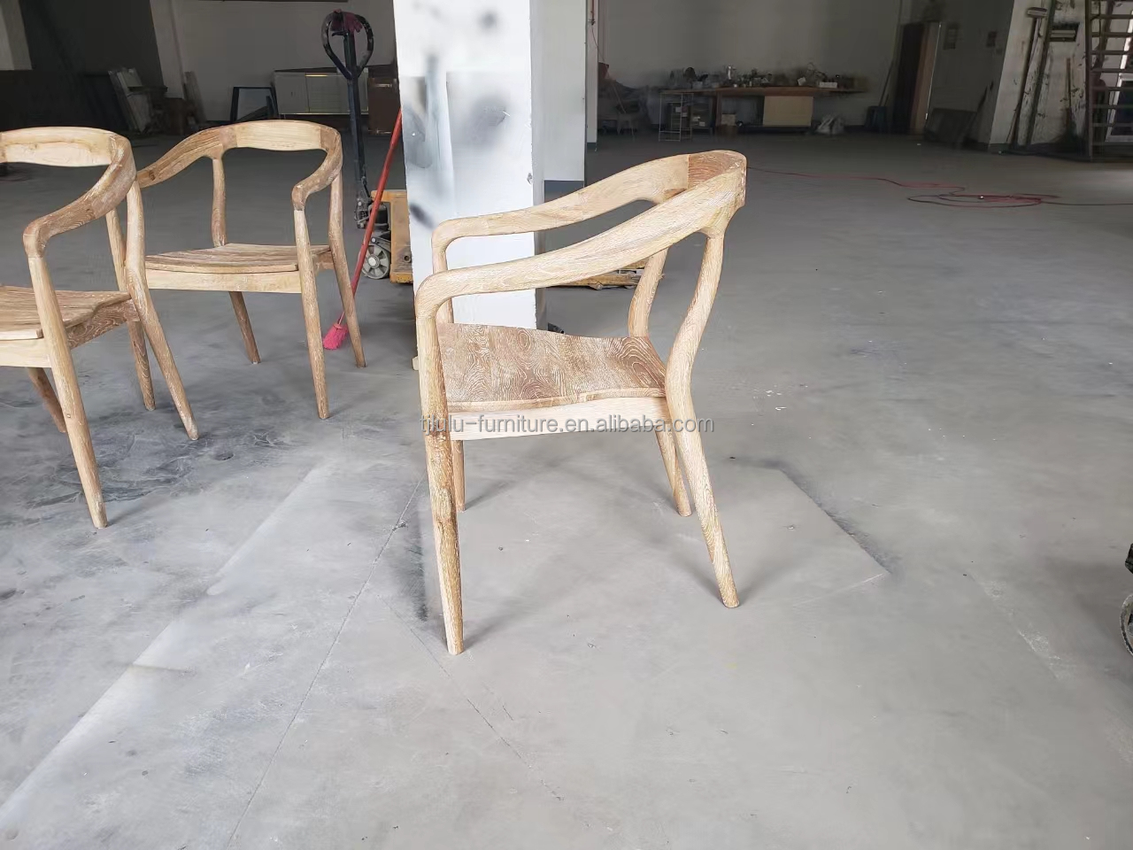 Solid Wood Armrest Dinning Chair in Classical Banquet Style for Hotel Wedding