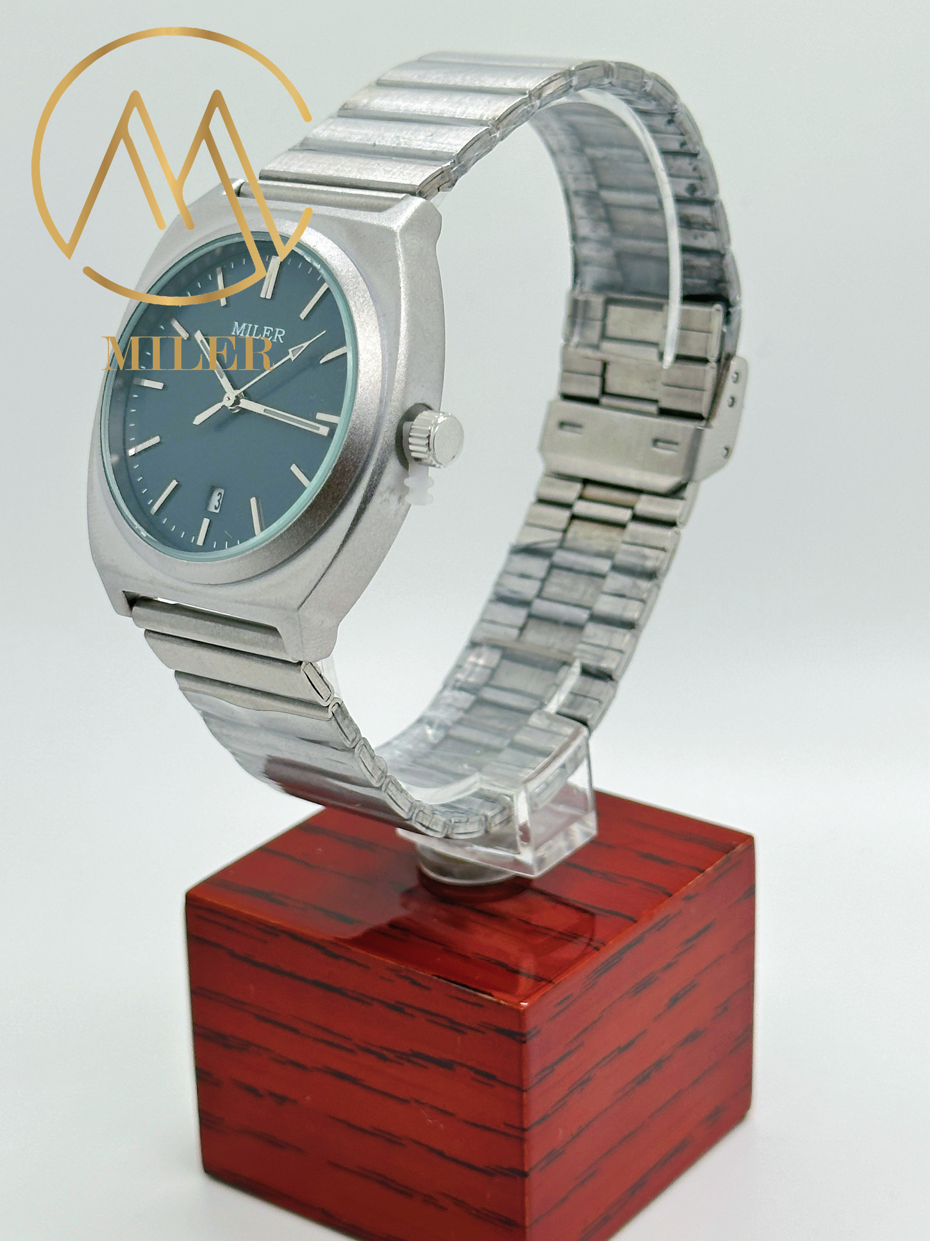 Manufacturer Engraved Leather Quartz Black Band Mens Watches For Classic And Modern Versatility