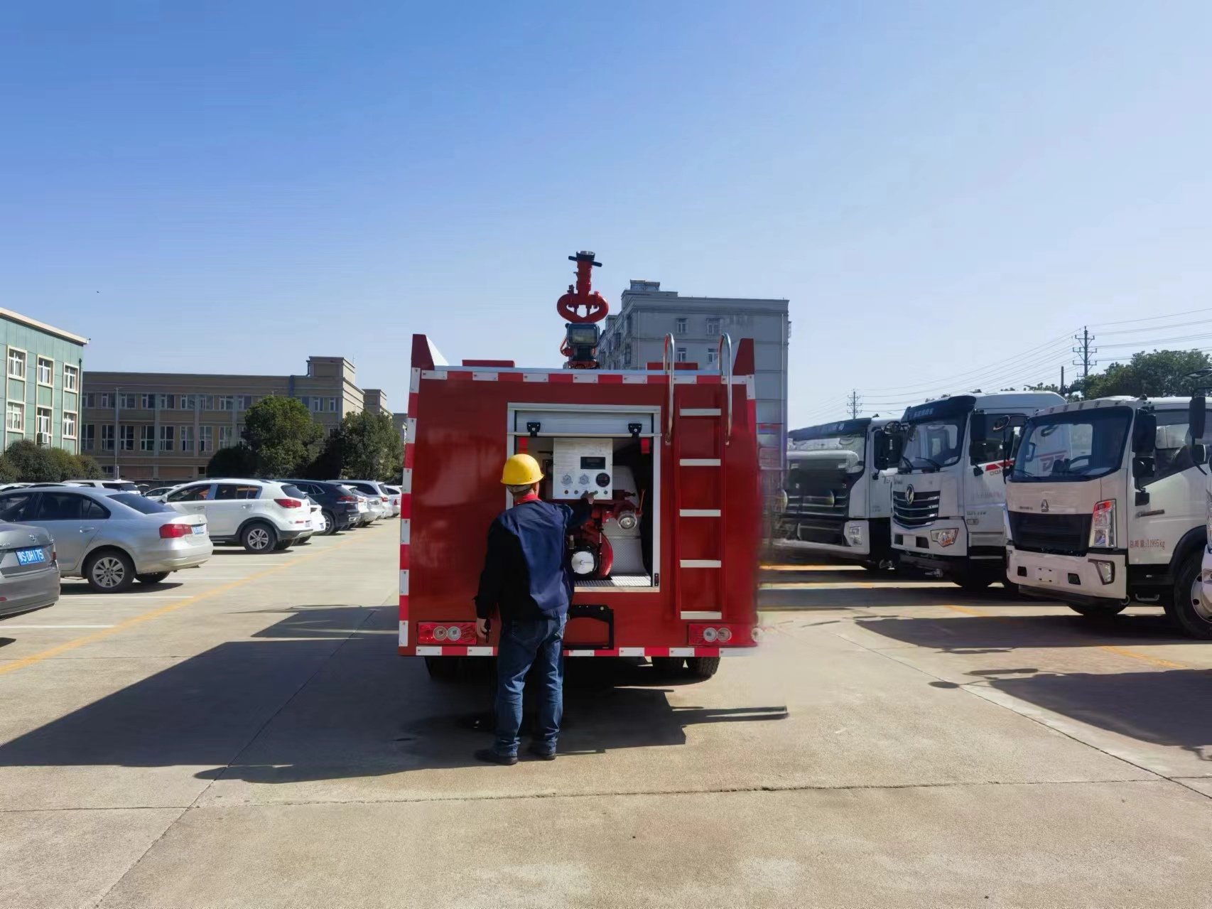Howo 4x2 10cbm 12cbm Fire Truck Monitors Water Foam Fire Trucks
