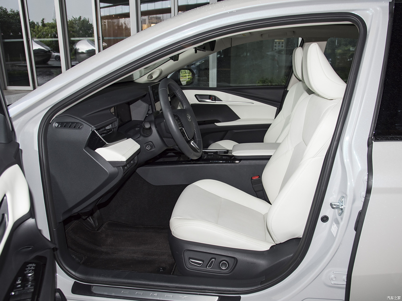 2024 Toyota Camry 2.0L Sports Plus Hybrid Sedan FWD Left-Hand Drive Single Motor 4915*1840*1450 for Chinese Markets