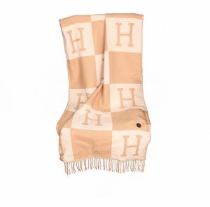 China DC 12V 20W Type C Fast warming shawl (scarf) beautiful design and comfortable touch factory