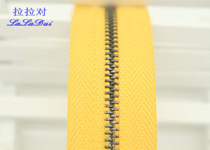 Normal Brass Teeth 7 Inch Jeans Metal Zipper Red Polyester Tape Semi - Lock Slider