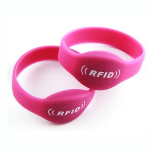 China China Well-Made Silicone Promotional Price Classic 1k Rfid Waterproof Wristband Bracelets With Dual Chips factory