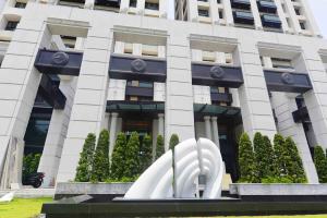 China Stainless Steel Modern Abstract Sculpture , Metal Modern Outdoor Sculpture factory