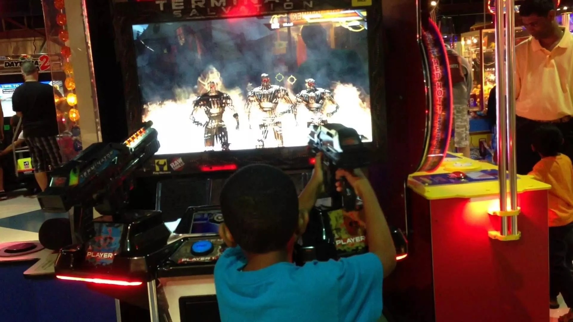 Indoor Amusement Shooting Arcade Machine For Terminator Salvation 4 Coin Pusher