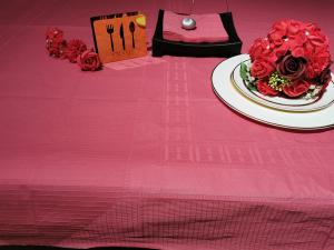China 2ly Paper + 1ply PE Film Paper Solid Color Tablecloths Disposable factory