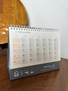 China PMS Color UV Varnish Paper Desk Calendar Paper IIIustrator 128gsm factory