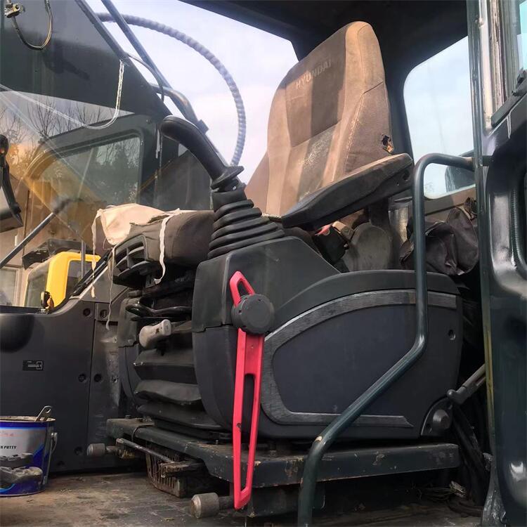 Large 30 Ton Used Hyundai 305 Excavator with Original Hydraulic Valve in Shanghai