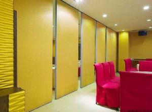 China Yellow Movable Partition Walls , Hotel Conference Room Sliding Folding Partition Doors factory