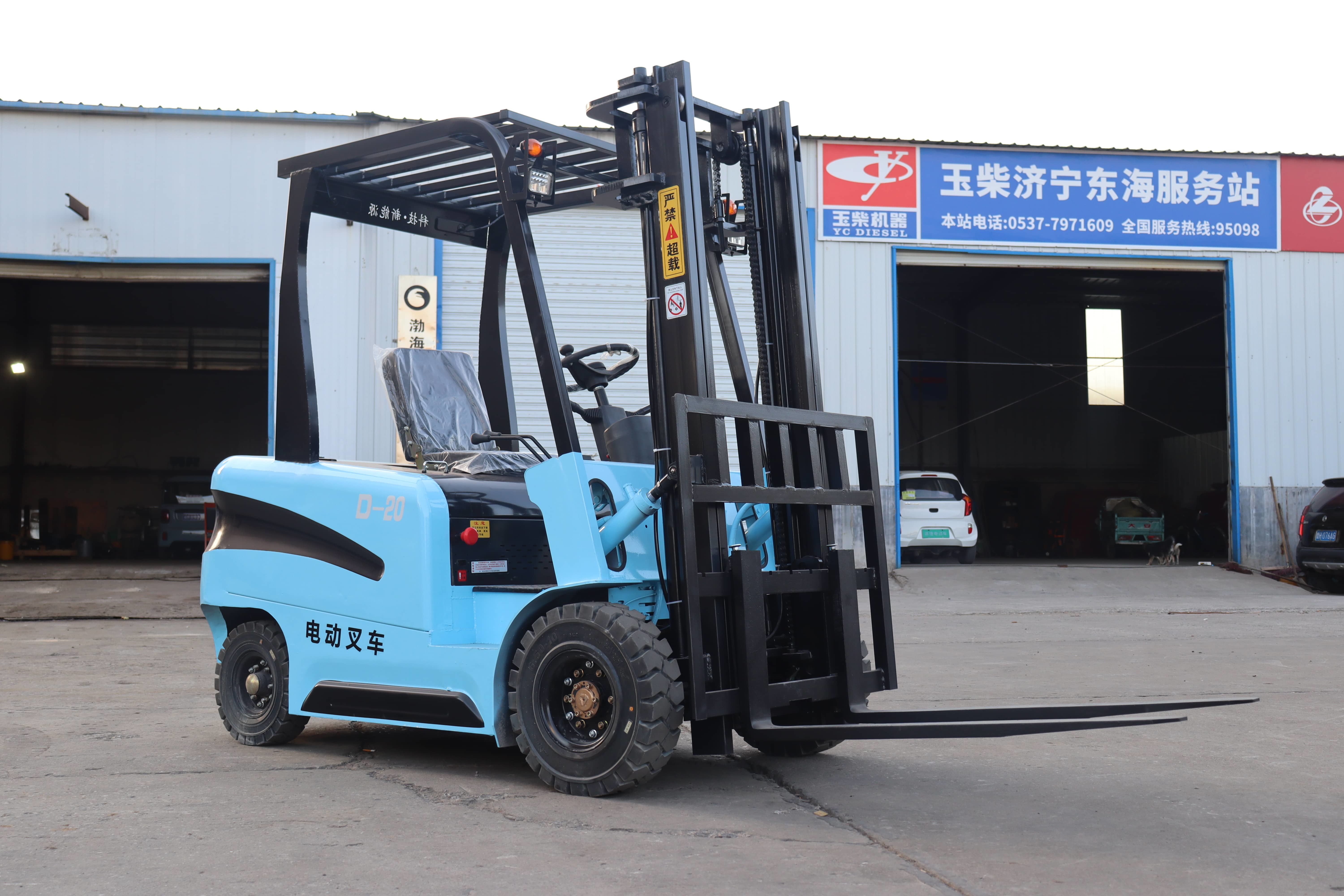 1.5 Ton Electric Forklift With 3 Stage Mast Solid Tires 48V Battery 6M Lifting Height Compact Design