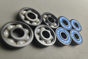 China Roller Skating 608 Ceramic Bearings With Color Rubber Seal No Lubrication Peek Cage factory