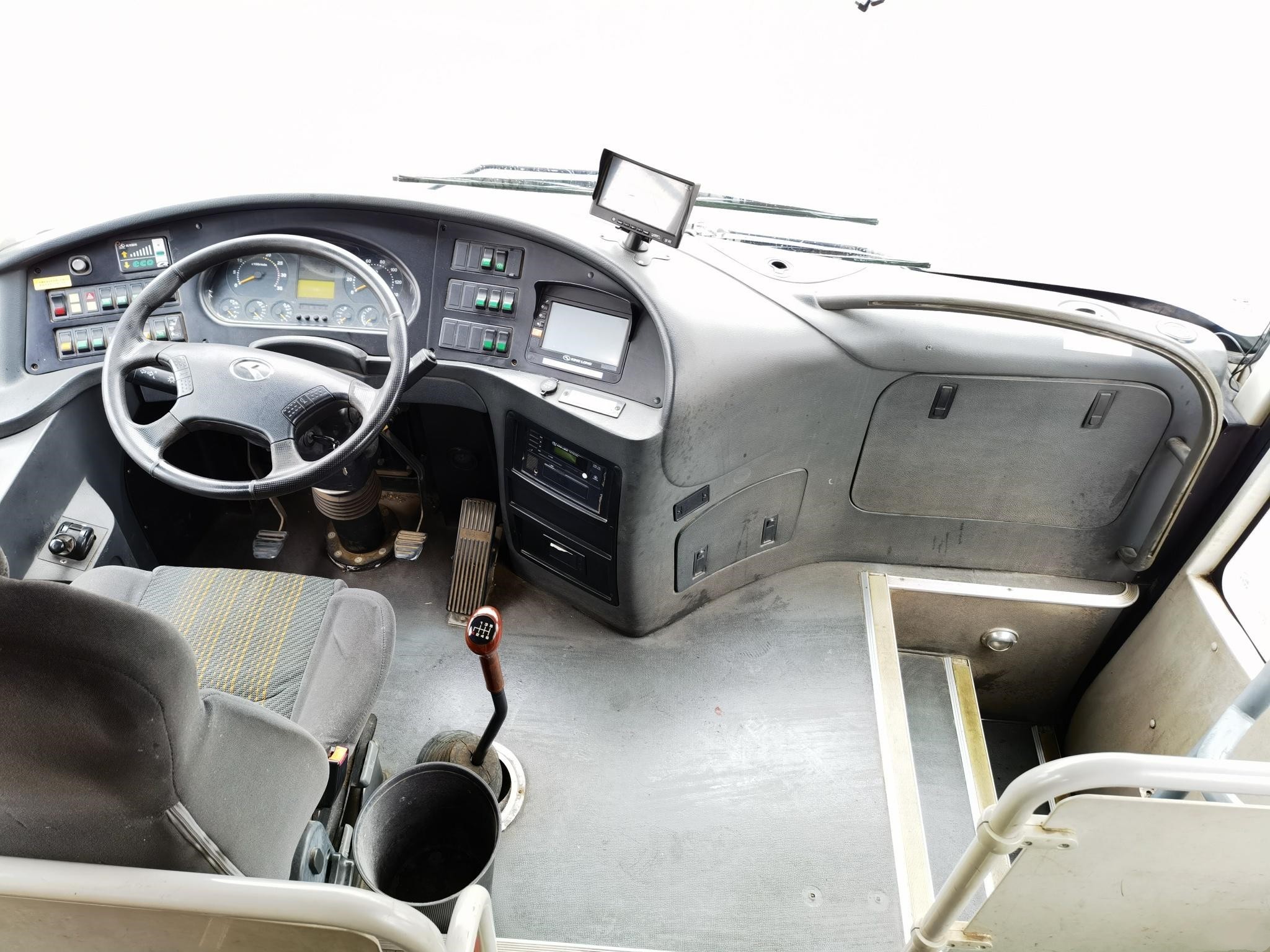 Coach Second Hand Kinglong Used Bus XMQ6110ACD4D 56 Seats 2+3 Layout Middle Passenger Door