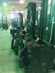 Electric Stacker 1.6 ton Capacity Electric Straddle Stacker Lift For Heavy Duty