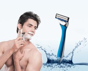 China Long Lasting Shaving System Razors Plastic Disposable Triple Blades Shaving Razor factory