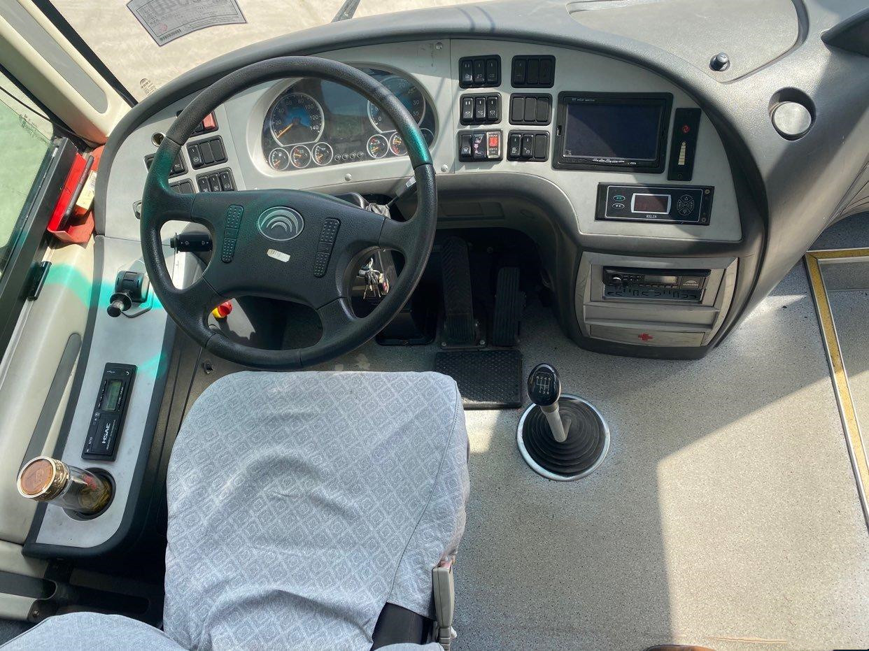 Yutong Buses ZK6107 Right Hand Drive Buses 49seats Second Hand Drive Coach Airbag Chassis