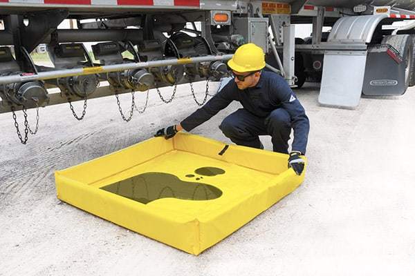 China Tank Spill Containment Berm Collapsible Foam Wall For Fuel Leakage Under Truck factory
