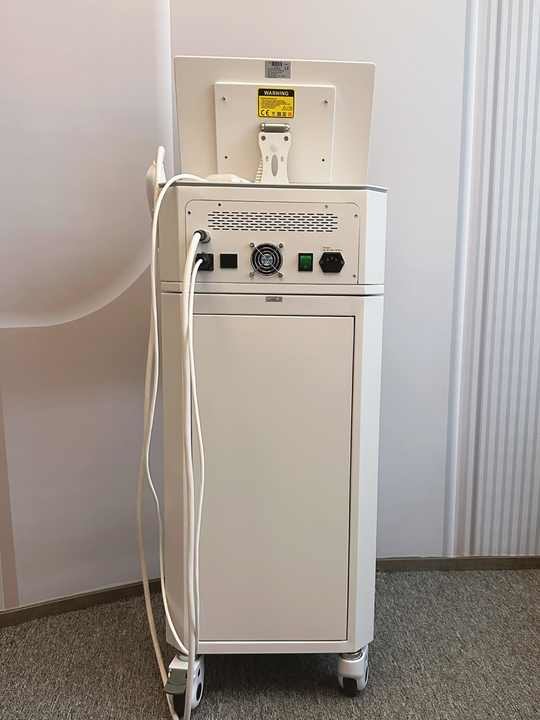 Medical Grade Skin Remodeling System White RF Microneedling Machine For Collagen Induction